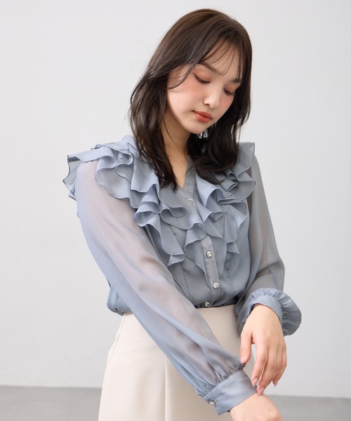 INGNI（イング）の「装飾ボタンフリルシアーブラウス（シャツ/ブラウス・レディース・オフホワイト/ブルー系/ピンク・M）」の2枚目の写真