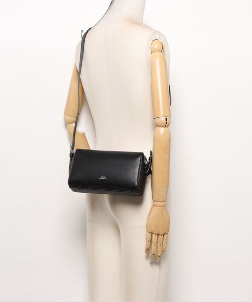 A.P.C.（アーペーセー）の「CAMERA BAG NINO（ショルダーバッグ・メンズ・ブラック・ONESIZE）」の5枚目の写真