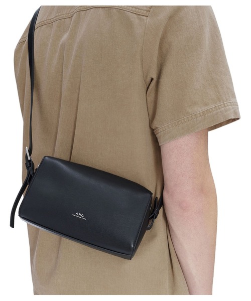 A.P.C.(アーペーセー)の「CAMERA BAG NINO(ショルダーバッグ・メンズ・ブラック・ONESIZE)」の4枚目の写真