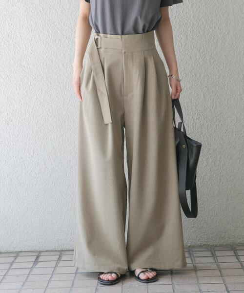 ITEMS URBANRESEARCH（アイテムズ アーバンリサーチ）の「アシメデザインベルトパンツ（その他パンツ・レディース・ベージュ/ブラウン・MEDIUM/SMALL）」の2枚目の写真