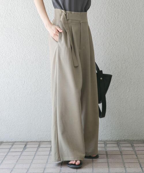 ITEMS URBANRESEARCH（アイテムズ アーバンリサーチ）の「アシメデザインベルトパンツ（その他パンツ・レディース・ベージュ/ブラウン・MEDIUM/SMALL）」の4枚目の写真
