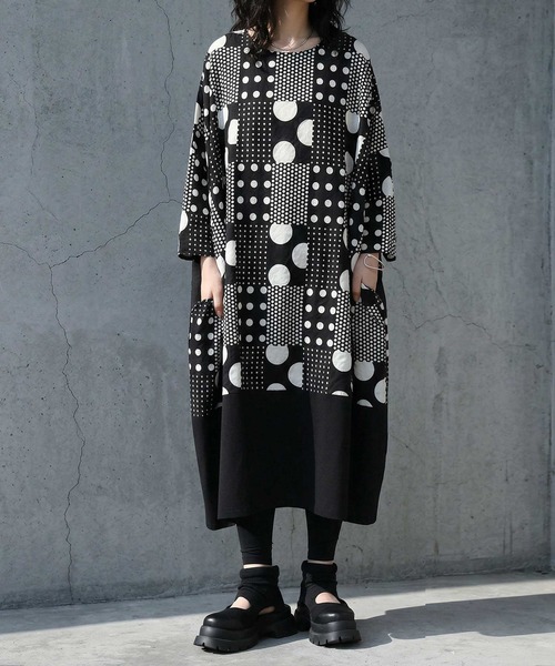antiqua(アンティカ)の「ドット柄 コクーン 七分袖 ワンピース(ワンピース・レディース・ブラック・ONESIZE)」の2枚目の写真