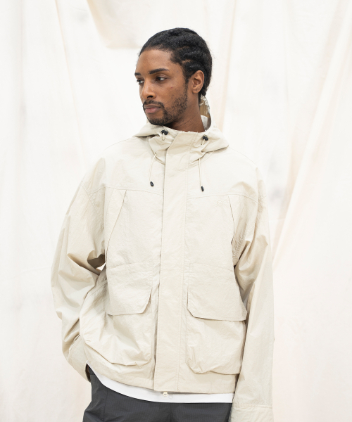 KALAPATTHAR(カラパタール)の「LIGHTWEIGHT NYLON RIPSTOP OUT POCKET HOODED SHELL JACKET - BEIGE(ナイロンジャケット・メンズ・その他・MEDIUM/LARGE)」の1枚目の写真