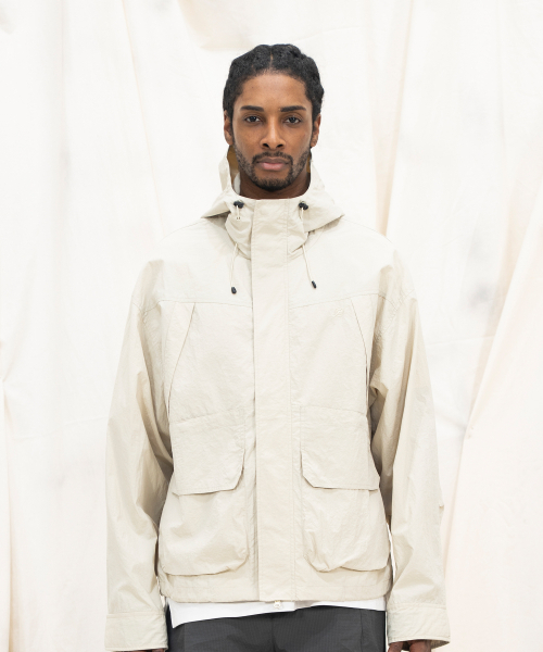KALAPATTHAR(カラパタール)の「LIGHTWEIGHT NYLON RIPSTOP OUT POCKET HOODED SHELL JACKET - BEIGE(ナイロンジャケット・メンズ・その他・MEDIUM/LARGE)」の2枚目の写真