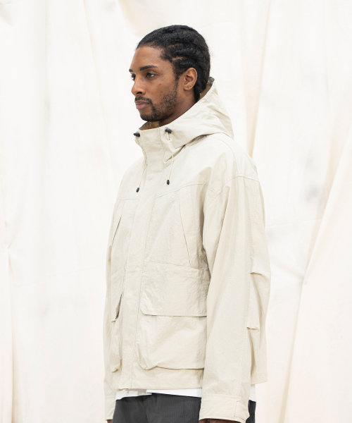 KALAPATTHAR(カラパタール)の「LIGHTWEIGHT NYLON RIPSTOP OUT POCKET HOODED SHELL JACKET - BEIGE(ナイロンジャケット・メンズ・その他・MEDIUM/LARGE)」の3枚目の写真