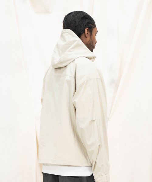 KALAPATTHAR(カラパタール)の「LIGHTWEIGHT NYLON RIPSTOP OUT POCKET HOODED SHELL JACKET - BEIGE(ナイロンジャケット・メンズ・その他・MEDIUM/LARGE)」の4枚目の写真