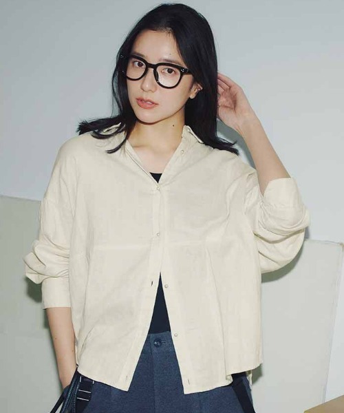 IEDIT（イディット）の「ＩＥＤＩＴ　ダブルガーゼ素材がうれしい　インしているみたいにも着られるパール調ボタンシャツ（シャツ/ブラウス・レディース・カーキ/オフホワイト/ネイビー・3L/LL/L/M）」の2枚目の写真