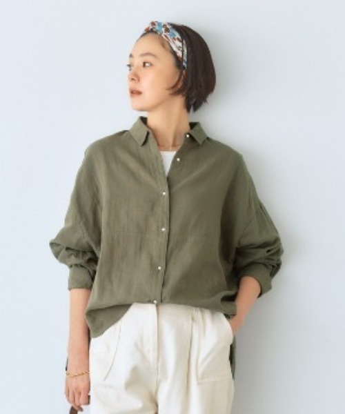 IEDIT（イディット）の「ＩＥＤＩＴ　ダブルガーゼ素材がうれしい　インしているみたいにも着られるパール調ボタンシャツ（シャツ/ブラウス・レディース・カーキ/オフホワイト/ネイビー・3L/LL/L/M）」の3枚目の写真