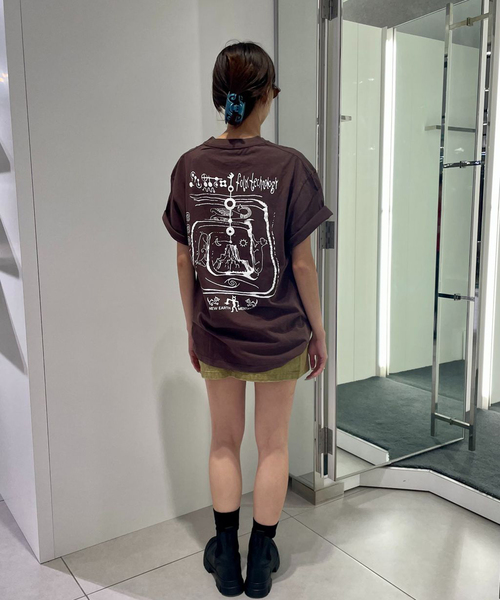 BRAIN DEAD(ブレインデット)の「【BRAIN DEAD/ブレインデッド】 ANCIENT KNOWLEDGE T-SHIRT(Tシャツ/カットソー・レディース・レッド・MEDIUM/SMALL)」の3枚目の写真