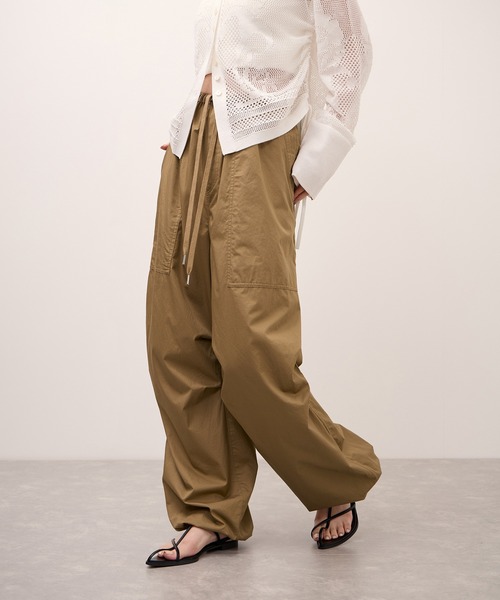 ADAM ET ROPE'(アダムエロペ)の「コットンパラシュートパンツ(その他パンツ・レディース・レッド系その他2/ベージュ/ブラック・36/38)」の2枚目の写真