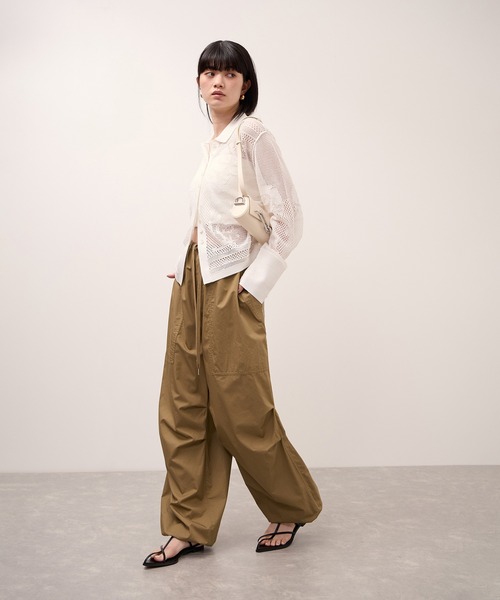ADAM ET ROPE'(アダムエロペ)の「コットンパラシュートパンツ(その他パンツ・レディース・レッド系その他2/ベージュ/ブラック・36/38)」の9枚目の写真