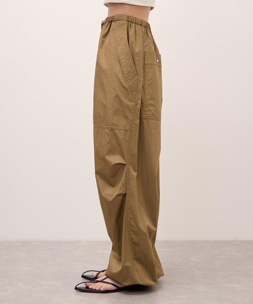 ADAM ET ROPE'(アダムエロペ)の「コットンパラシュートパンツ(その他パンツ・レディース・レッド系その他2/ベージュ/ブラック・36/38)」の20枚目の写真