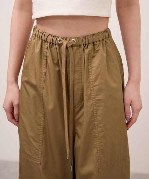ADAM ET ROPE'(アダムエロペ)の「コットンパラシュートパンツ(その他パンツ・レディース・レッド系その他2/ベージュ/ブラック・36/38)」の22枚目の写真