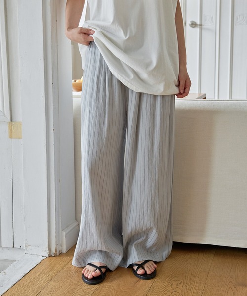 UNE MANSION(ユヌマンション)の「ストライプ柄フロントタックワイドストレートリラックスパンツ(その他パンツ・レディース・グレー/クリーム/オートミール・FREE)」の5枚目の写真