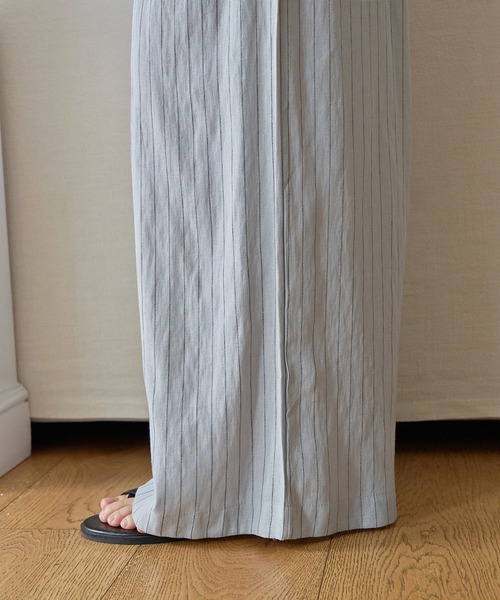 UNE MANSION(ユヌマンション)の「ストライプ柄フロントタックワイドストレートリラックスパンツ(その他パンツ・レディース・グレー/クリーム/オートミール・FREE)」の7枚目の写真