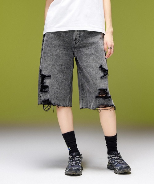 X-girl（エックスガール）の「EMBLEM POCKET DISTRESSED DENIM SHORTS（デニムパンツ・レディース・ブラック/ライトインディゴブルー・S/M）」の2枚目の写真