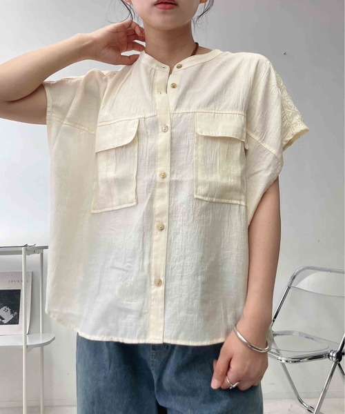 AS KNOW AS plus(アズノゥアズプラス)の「◯ダブルポケット レース切り替えワークシャツ(シャツ/ブラウス・レディース・オフホワイト/ブルー系/ブラック系・FREE)」の2枚目の写真
