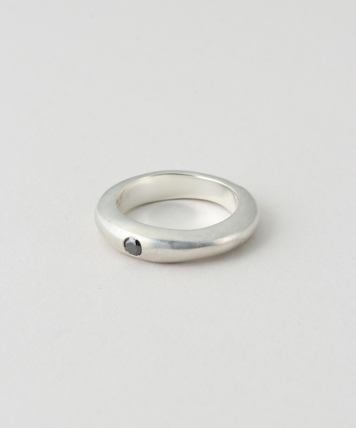 journal standard L'essage(ジャーナルスタンダードレサージュ)の「OCUCCI/オクチ Ring Skiny-single faceted black d リング(リング・レディース・シルバー・15 /13)」の2枚目の写真