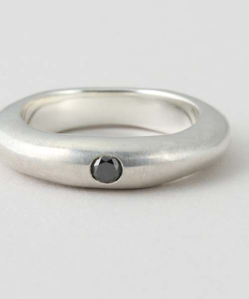 journal standard L'essage(ジャーナルスタンダードレサージュ)の「OCUCCI/オクチ Ring Skiny-single faceted black d リング(リング・レディース・シルバー・15 /13)」の5枚目の写真