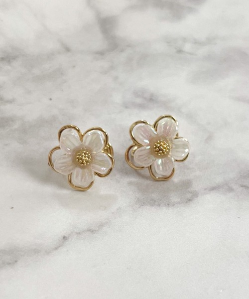 yu-ka(ユーカ)の「YU-KA:クリアフラワーイヤリング Clear flower earrings(イヤリング・レディース・ゴールド・FREE)」の2枚目の写真