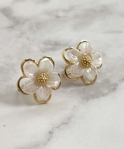 yu-ka(ユーカ)の「YU-KA:クリアフラワーイヤリング Clear flower earrings(イヤリング・レディース・ゴールド・FREE)」の3枚目の写真