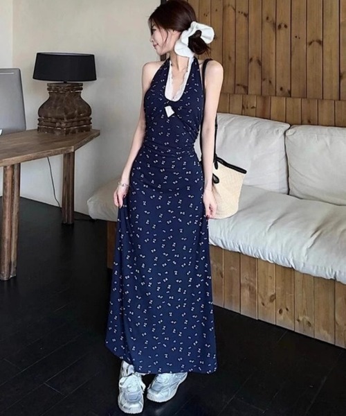 Ritzy（リッツィー）の「フロントレース切り替え ホルターネック 小花柄 マキシ丈ワンピース（ワンピース・レディース・ネイビー・M/S/L/XL）」の2枚目の写真