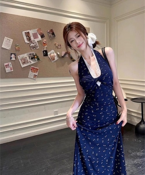 Ritzy（リッツィー）の「フロントレース切り替え ホルターネック 小花柄 マキシ丈ワンピース（ワンピース・レディース・ネイビー・M/S/L/XL）」の3枚目の写真