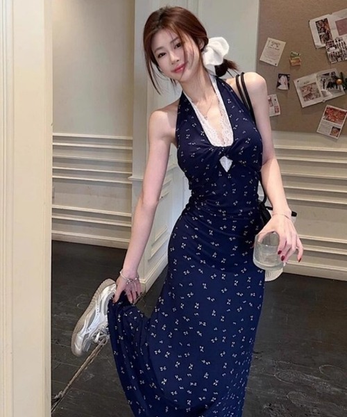 Ritzy（リッツィー）の「フロントレース切り替え ホルターネック 小花柄 マキシ丈ワンピース（ワンピース・レディース・ネイビー・M/S/L/XL）」の4枚目の写真