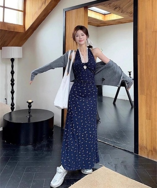 Ritzy（リッツィー）の「フロントレース切り替え ホルターネック 小花柄 マキシ丈ワンピース（ワンピース・レディース・ネイビー・M/S/L/XL）」の5枚目の写真