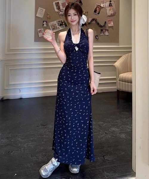 Ritzy（リッツィー）の「フロントレース切り替え ホルターネック 小花柄 マキシ丈ワンピース（ワンピース・レディース・ネイビー・M/S/L/XL）」の6枚目の写真