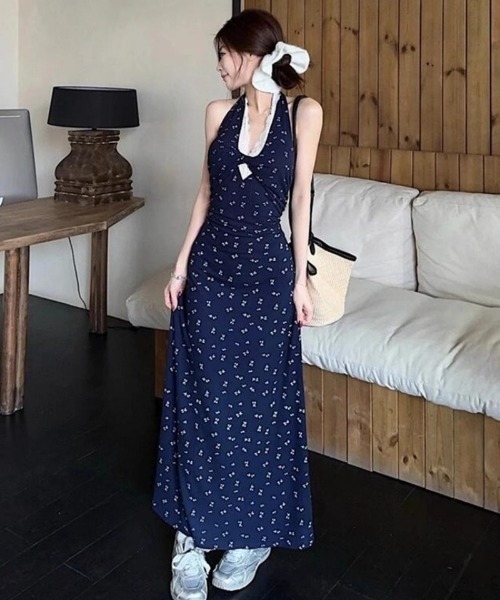 Ritzy（リッツィー）の「フロントレース切り替え ホルターネック 小花柄 マキシ丈ワンピース（ワンピース・レディース・ネイビー・M/S/L/XL）」の9枚目の写真