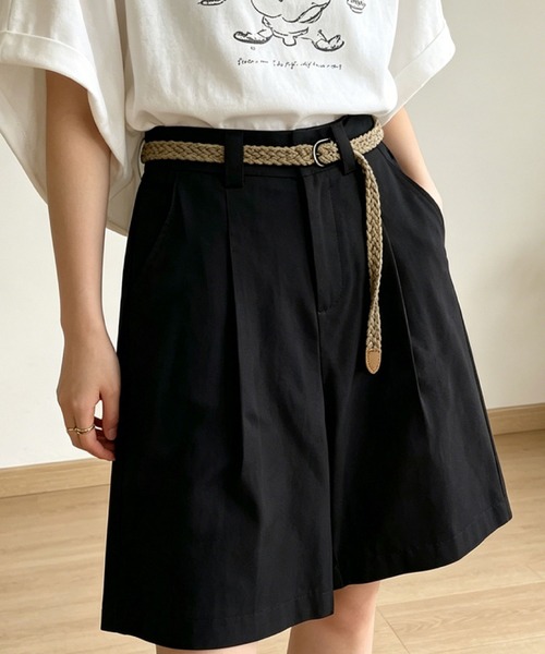 2ly2(トゥーリートゥー)の「ベルト付きタックハーフパンツ(その他パンツ・レディース・カーキ/ブラウン/ブラック/ベージュ・FREE)」の2枚目の写真