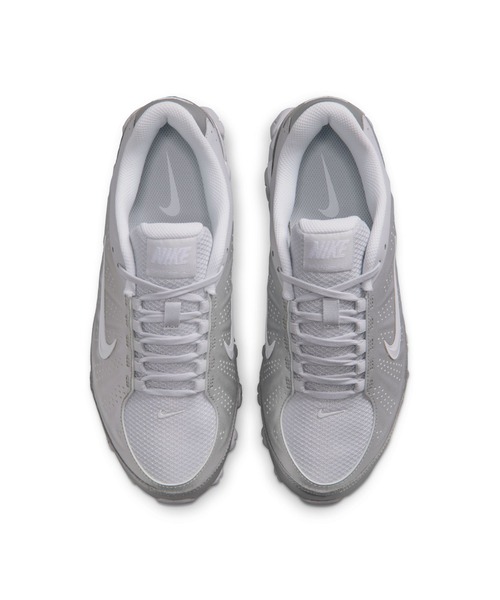 NIKE（ナイキ）の「NIKE/ナイキ WS REAX 8 NSW SL（スニーカー・レディース・シルバー・23.5cm/23cm/22.5cm/24cm/25cm/24.5cm）」の2枚目の写真