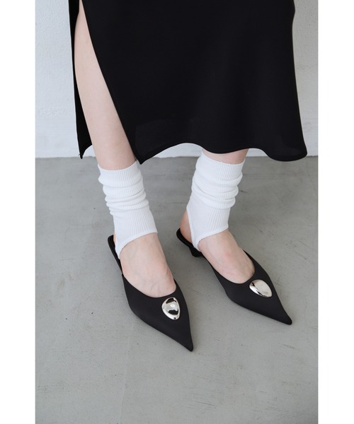un/neu(アンノイ)の「ニュアンスパーツポインテッドサテンミュール / 変形ヒールミュール(パンプス・レディース・パープル/ブラウン/ブラック・SMALL/MEDIUM/LARGE)」の4枚目の写真