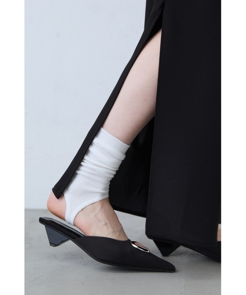 un/neu(アンノイ)の「ニュアンスパーツポインテッドサテンミュール / 変形ヒールミュール(パンプス・レディース・パープル/ブラウン/ブラック・SMALL/MEDIUM/LARGE)」の8枚目の写真
