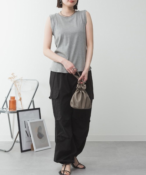 ElegChic(エレグシック)の「ラウンドネックノースリーブトップ(タンクトップ・レディース・ブラック/オフホワイト/カーキ/チャコールグレー/グレイッシュベージュ/杢グレー・4L/XXL/XL/L/M)」の6枚目の写真