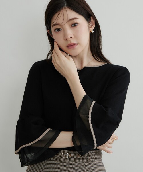couture brooch(クチュールブローチ)の「【袖レイヤードが軽やか】シアーフレア袖ニット(ニット/セーター・レディース・グレー/ブラック/ベビーピンク/ボルドー・40/36/42/38)」の2枚目の写真