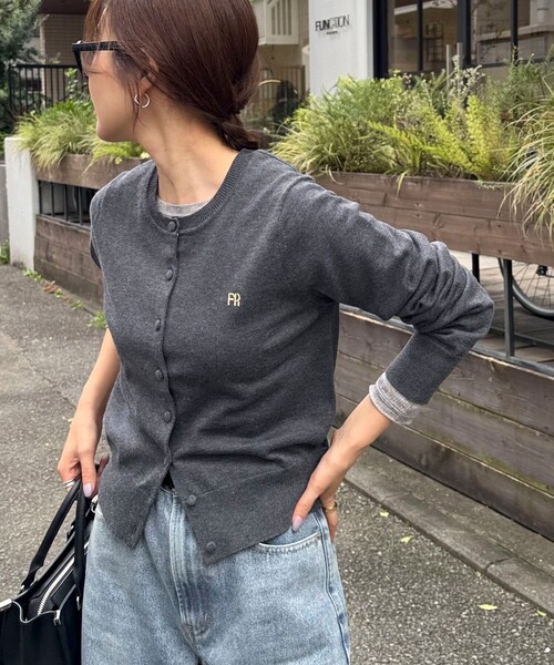 fredy emue(フレディエミュ)の「FR刺しゅうBASIC天竺カーディガン(カーディガン/ボレロ・レディース・チャコールグレー/ラベンダー/ブラウン/ライトグレー・38)」の2枚目の写真