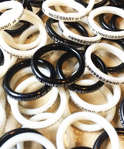 NECESSARY or UNNECESSARY（ネセサリーオアアンネセサリー）の「【NECESSARY or UNNECESSARY】BUTTON RING（リング・メンズ・その他/ブラック/ライトベージュ/ネイビー/ベージュ/ブラウン/グリーン/ホワイト・LARGE/MEDIUM/SMALL/X-SMALL）」の3枚目の写真