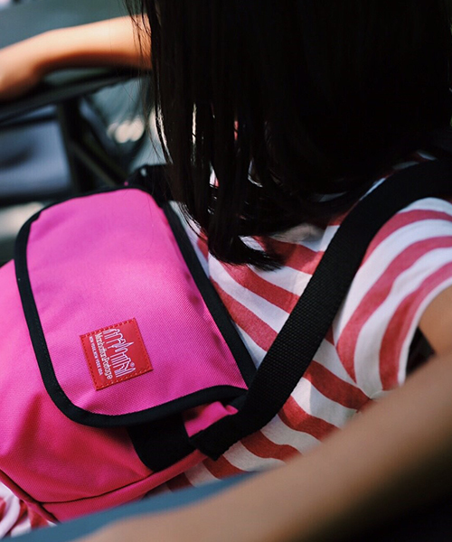 Manhattan Portage(マンハッタンポーテージ)の「Casual Messenger Bag for Kids(メッセンジャーバッグ・キッズ・ブラック/ロイヤルブルー/ローズ・X-SMALL)」の1枚目の写真
