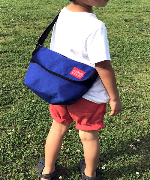 Manhattan Portage(マンハッタンポーテージ)の「Casual Messenger Bag for Kids(メッセンジャーバッグ・キッズ・ブラック/ロイヤルブルー/ローズ・X-SMALL)」の3枚目の写真