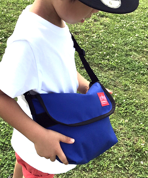 Manhattan Portage(マンハッタンポーテージ)の「Casual Messenger Bag for Kids(メッセンジャーバッグ・キッズ・ブラック/ロイヤルブルー/ローズ・X-SMALL)」の14枚目の写真