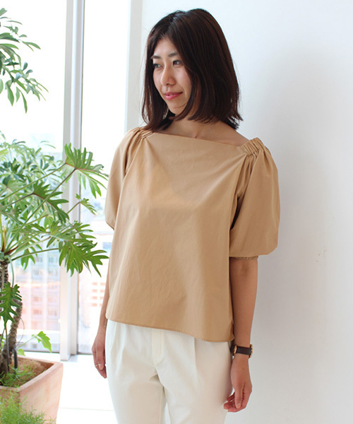 IEDIT（イディット）の「ＩＥＤＩＴ　ハリのある素材がモードな　２ＷＡＹオフショルパフスリーブブラウス/オフショルダー（シャツ/ブラウス・レディース・ピンク/ベージュ・LARGE/SMALL/MEDIUM）」の2枚目の写真