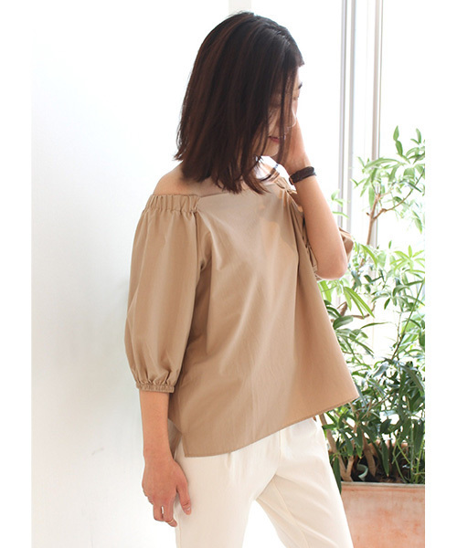 IEDIT（イディット）の「ＩＥＤＩＴ　ハリのある素材がモードな　２ＷＡＹオフショルパフスリーブブラウス/オフショルダー（シャツ/ブラウス・レディース・ピンク/ベージュ・LARGE/SMALL/MEDIUM）」の3枚目の写真