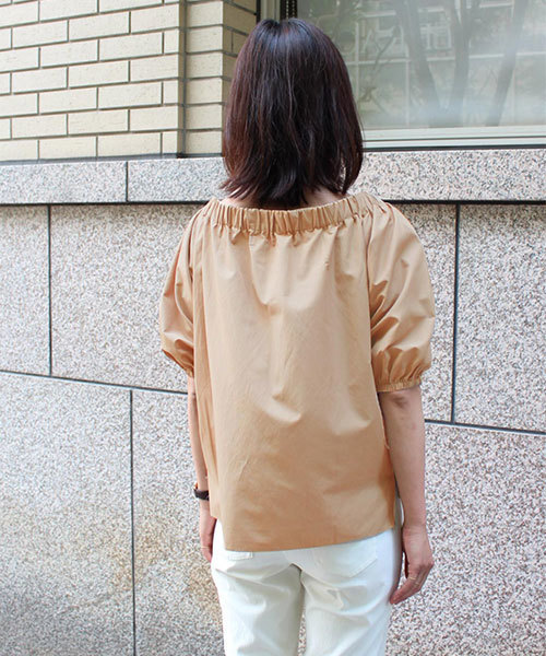 IEDIT（イディット）の「ＩＥＤＩＴ　ハリのある素材がモードな　２ＷＡＹオフショルパフスリーブブラウス/オフショルダー（シャツ/ブラウス・レディース・ピンク/ベージュ・LARGE/SMALL/MEDIUM）」の4枚目の写真