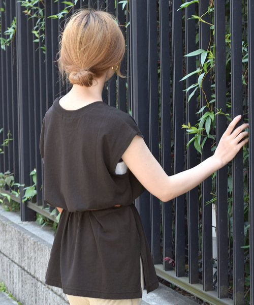 w closet（ダブルクローゼット）の「ロゴプリントノースリTee（Tシャツ/カットソー・レディース・オフホワイト/キャメル/スミクロ・FREE）」の5枚目の写真