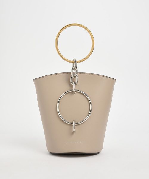 CHARLES & KEITH（チャールズ & キース）の「メタルリング ハンドルバケツバック/ Metal Ring Handle Bucket Bag（ショルダーバッグ・レディース・ホワイト/ベージュ/セージグリーン/スモークピンク・S）」の3枚目の写真