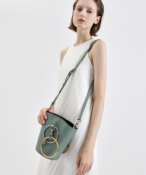 CHARLES & KEITH（チャールズ & キース）の「メタルリング ハンドルバケツバック/ Metal Ring Handle Bucket Bag（ショルダーバッグ・レディース・ホワイト/ベージュ/セージグリーン/スモークピンク・S）」の6枚目の写真
