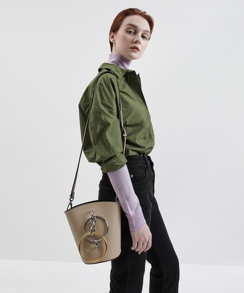 CHARLES & KEITH（チャールズ & キース）の「メタルリング ハンドルバケツバック/ Metal Ring Handle Bucket Bag（ショルダーバッグ・レディース・ホワイト/ベージュ/セージグリーン/スモークピンク・S）」の13枚目の写真