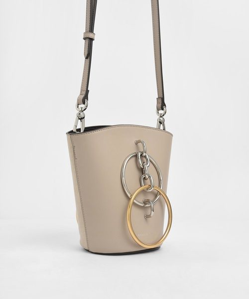 CHARLES & KEITH（チャールズ & キース）の「メタルリング ハンドルバケツバック/ Metal Ring Handle Bucket Bag（ショルダーバッグ・レディース・ホワイト/ベージュ/セージグリーン/スモークピンク・S）」の10枚目の写真